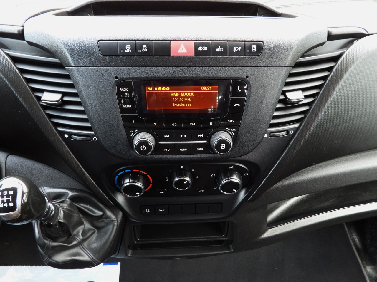 Tipper van IVECO DAILY 50C16 THREE-WAY TIPPER DOUBLE CABIN DOKA 6 SEATS CRUISE CONTROL PNEUMATICS TWIN WHEELS AIR CONDITIONING 160HP: picture 34 Tipper van IVECO DAILY 50C16 THREE-WAY TIPPER DOUBLE CABIN DOKA 6 SEATS CRUISE CONTROL PNEUMATICS TWIN WHEELS AIR CONDITIONING 160HP: picture 34