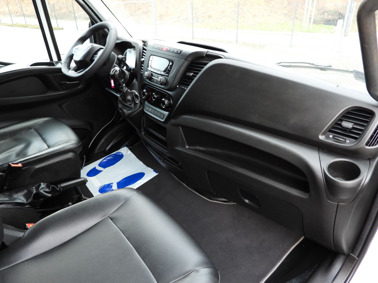 Tipper van IVECO DAILY 50C16 THREE-WAY TIPPER DOUBLE CABIN DOKA 6 SEATS CRUISE CONTROL PNEUMATICS TWIN WHEELS AIR CONDITIONING 160HP: picture 38 Tipper van IVECO DAILY 50C16 THREE-WAY TIPPER DOUBLE CABIN DOKA 6 SEATS CRUISE CONTROL PNEUMATICS TWIN WHEELS AIR CONDITIONING 160HP: picture 38