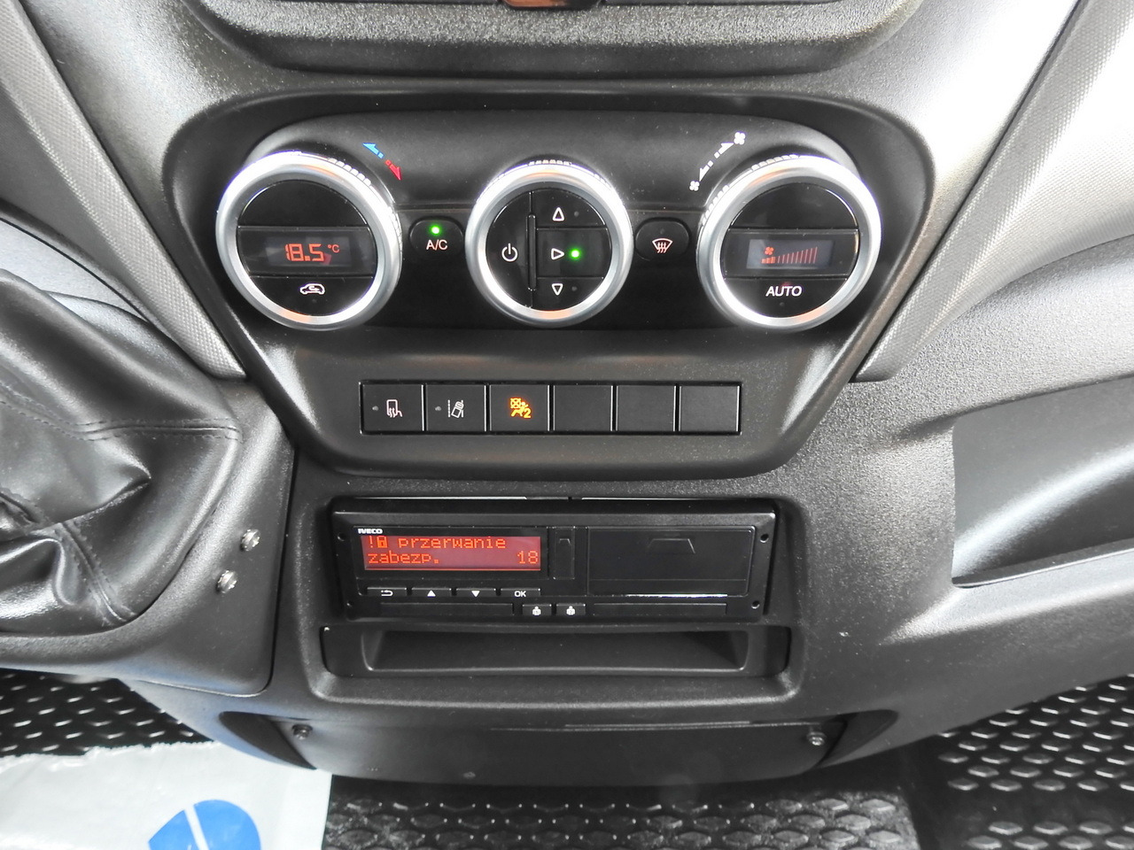Box van IVECO DAILY 70C18 BOX LIFT 14 PALLETS WEBASTO CRUISE CONTROL NAVIGATION LED LIGHTS TWIN WHEELS AIR CONDITIONING  180HP: picture 41