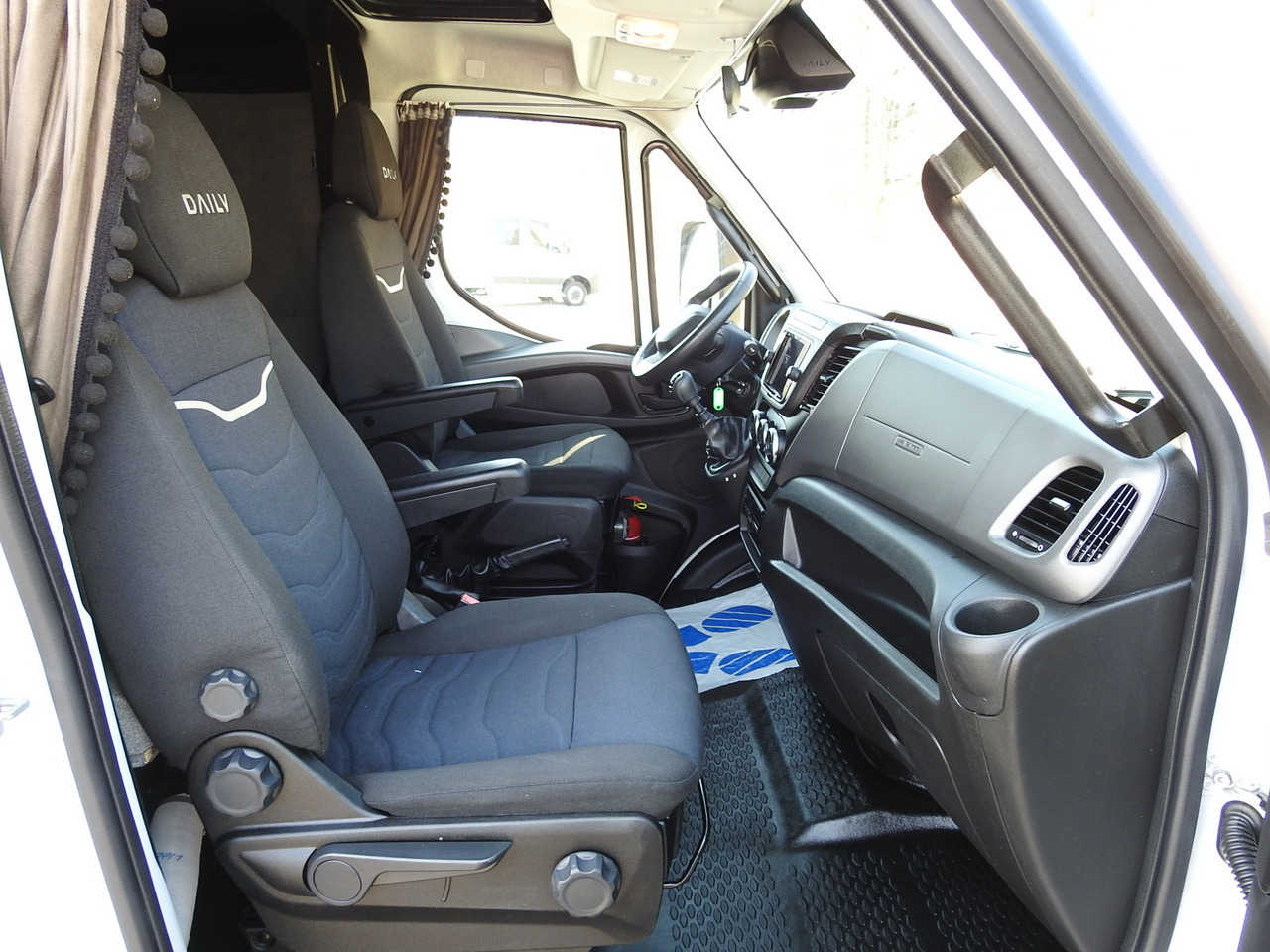 Box van IVECO DAILY 70C18 BOX LIFT 14 PALLETS WEBASTO CRUISE CONTROL NAVIGATION LED LIGHTS TWIN WHEELS AIR CONDITIONING  180HP: picture 42
