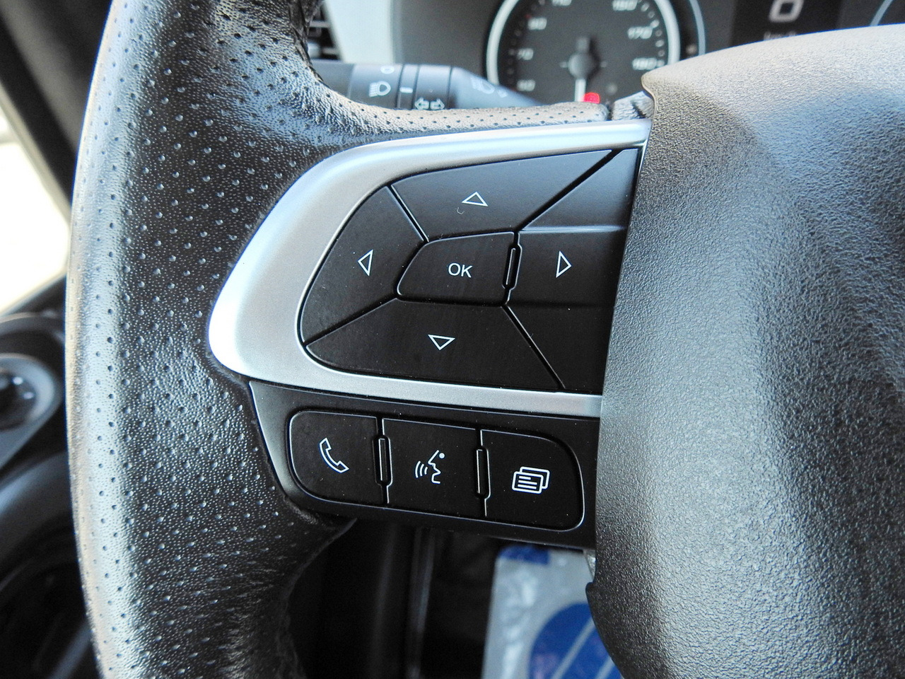 Box van IVECO DAILY 70C18 BOX LIFT 14 PALLETS WEBASTO CRUISE CONTROL NAVIGATION LED LIGHTS TWIN WHEELS AIR CONDITIONING  180HP: picture 35