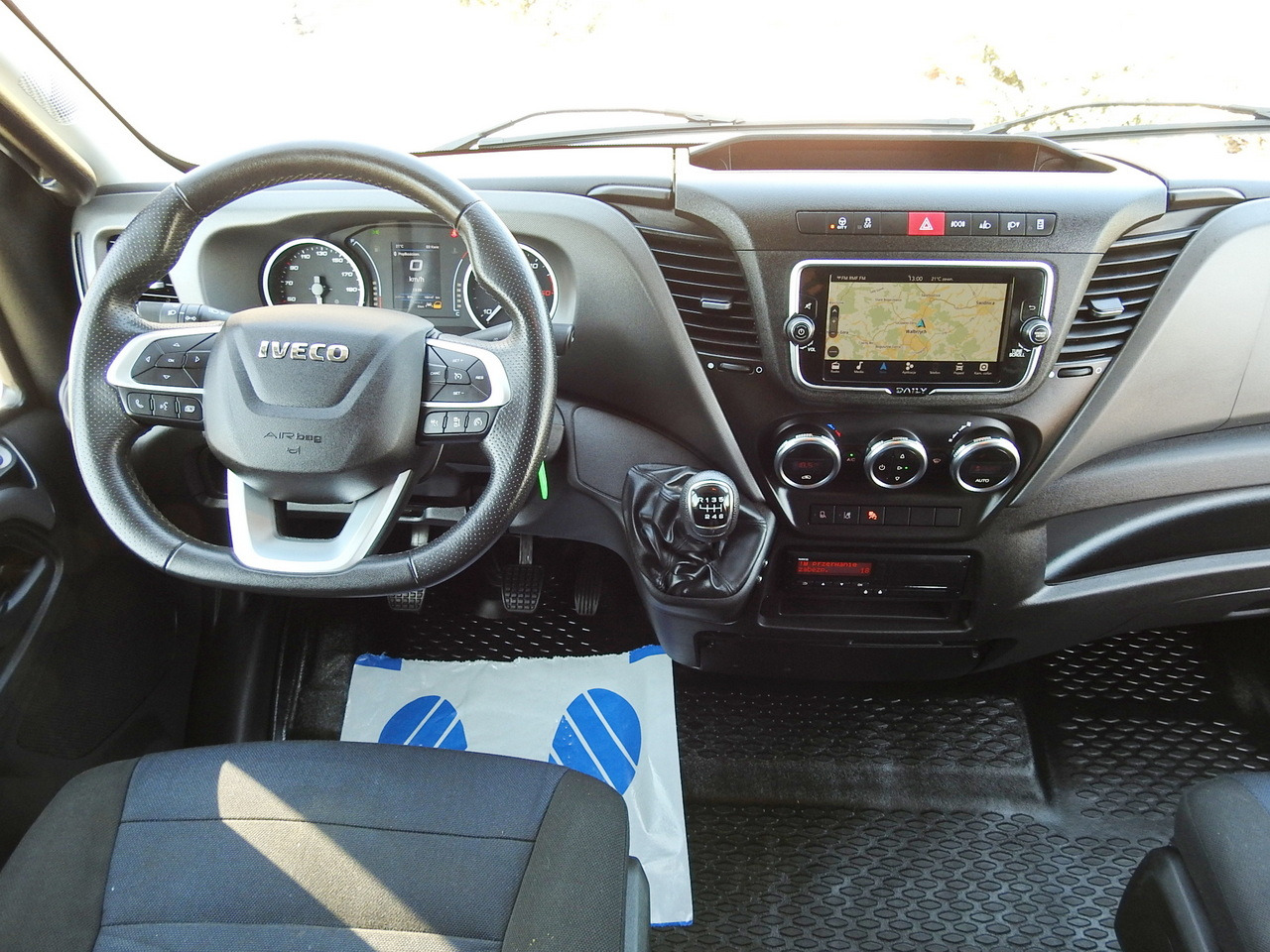 Box van IVECO DAILY 70C18 BOX LIFT 14 PALLETS WEBASTO CRUISE CONTROL NAVIGATION LED LIGHTS TWIN WHEELS AIR CONDITIONING  180HP: picture 33