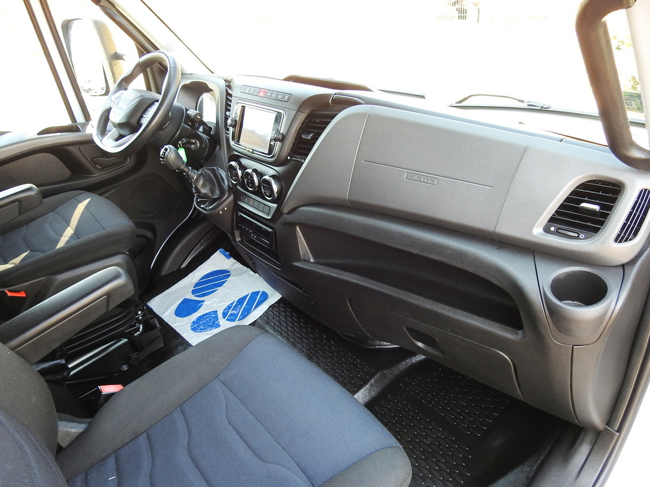 Box van IVECO DAILY 70C18 BOX LIFT 14 PALLETS WEBASTO CRUISE CONTROL NAVIGATION LED LIGHTS TWIN WHEELS AIR CONDITIONING  180HP: picture 43