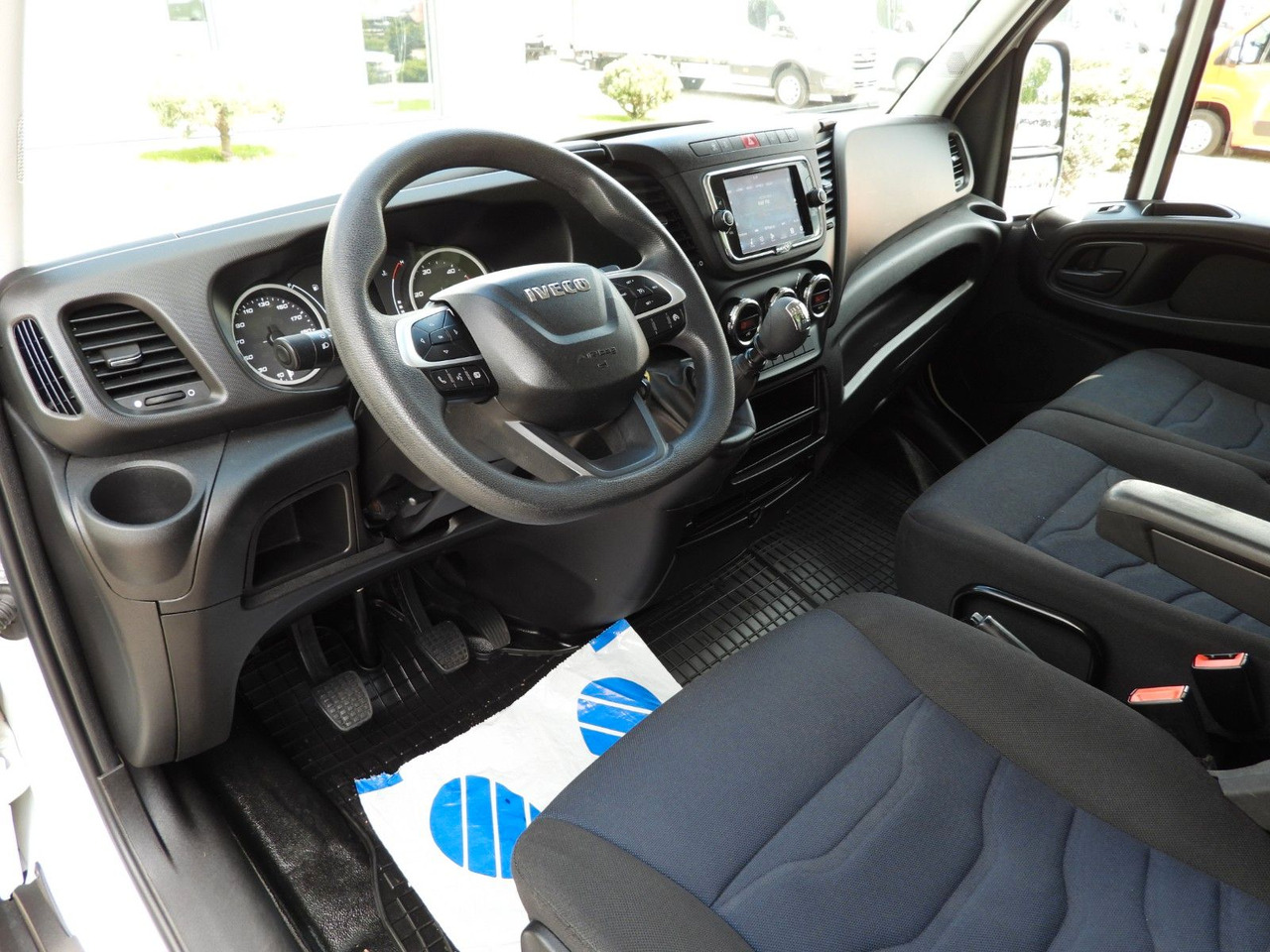 Iveco DAILY 35C16 KOFFER AUFZUG 8 PALETTEN TEMPOMAT Iveco DAILY 35C16 KOFFER AUFZUG 8 PALETTEN TEMPOMAT - Box van: picture 2 Iveco DAILY 35C16 KOFFER AUFZUG 8 PALETTEN TEMPOMAT Iveco DAILY 35C16 KOFFER AUFZUG 8 PALETTEN TEMPOMAT - Box van: picture 2