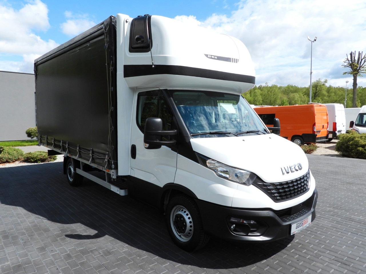Iveco DAILY 35S18 PRITSCHE PLANE 10 PALETTEN WEBASTO - Curtain side van: picture 4 Iveco DAILY 35S18 PRITSCHE PLANE 10 PALETTEN WEBASTO - Curtain side van: picture 4