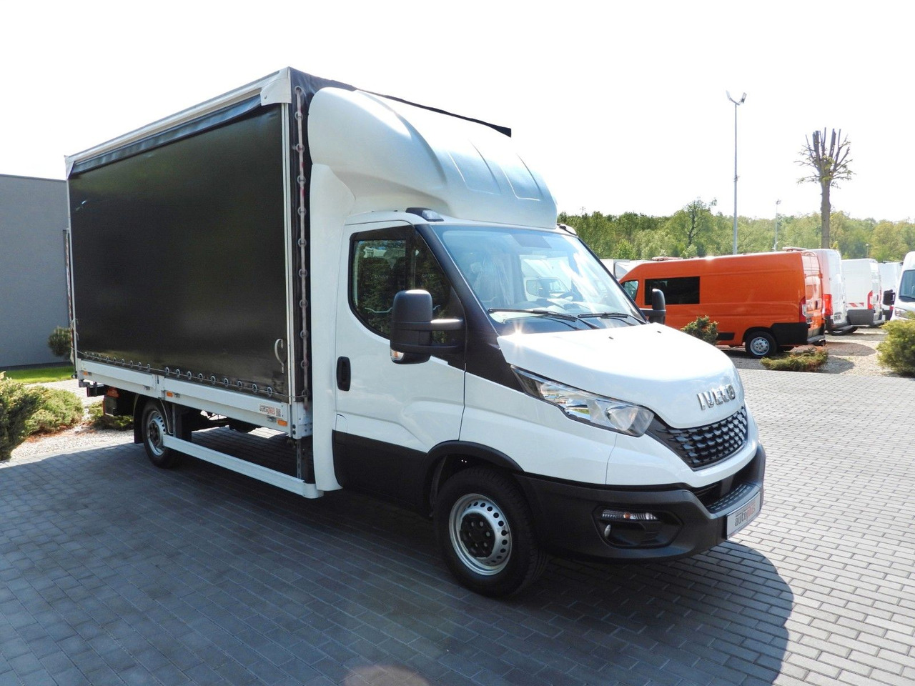 Iveco DAILY 35S18 PRITSCHE PLANE AUFZUG 8 PALETTEN - Curtain side van: picture 4 Iveco DAILY 35S18 PRITSCHE PLANE AUFZUG 8 PALETTEN - Curtain side van: picture 4