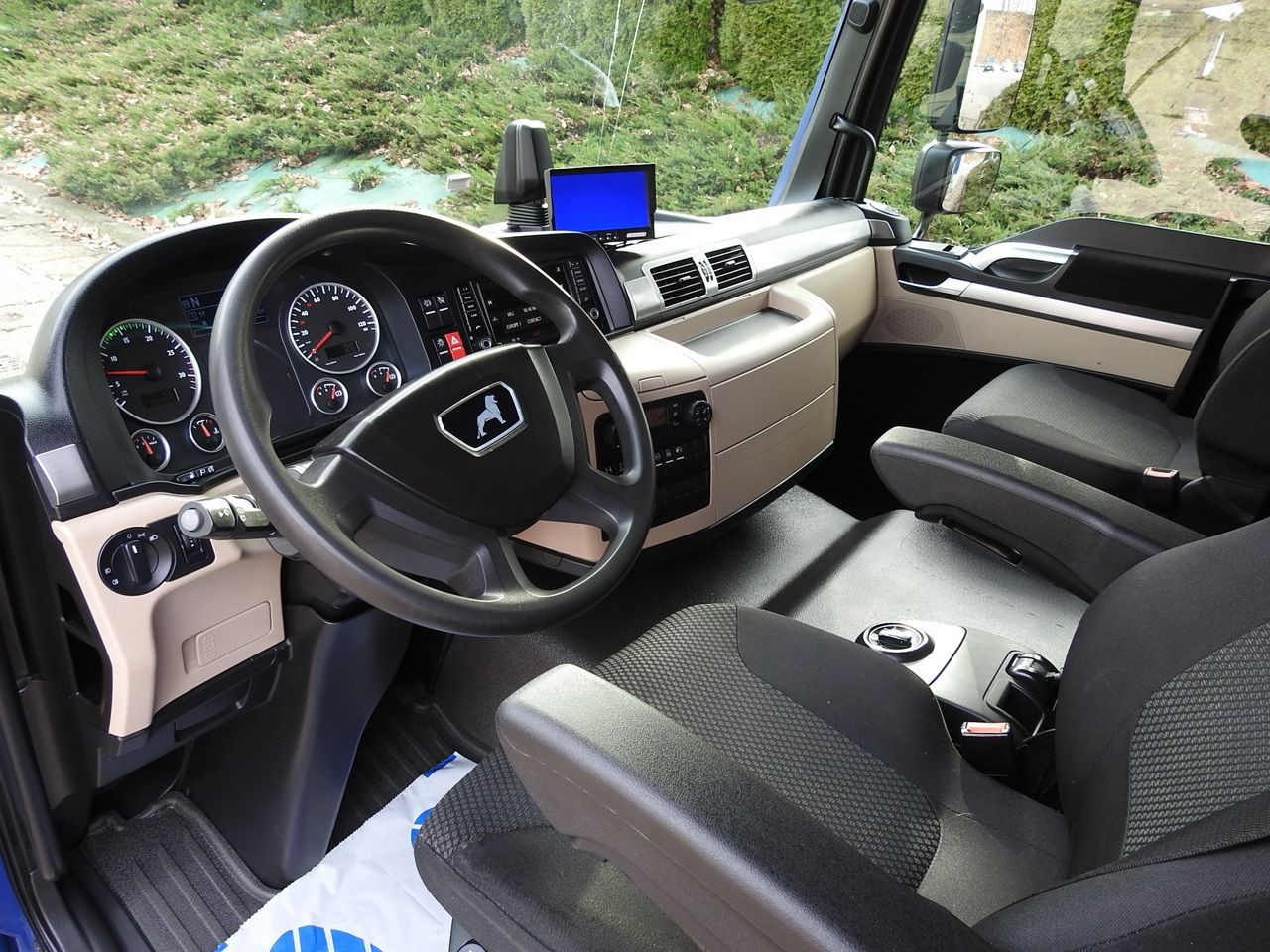 MAN TGL 12.220 BOX LIFT 18 PALLETS CRUISE CONTROLAIR CONDITIONING PNEUMATICS AUTOMATIC TWIN WHEELS 220HP - Box truck: picture 2 MAN TGL 12.220 BOX LIFT 18 PALLETS CRUISE CONTROLAIR CONDITIONING PNEUMATICS AUTOMATIC TWIN WHEELS 220HP - Box truck: picture 2