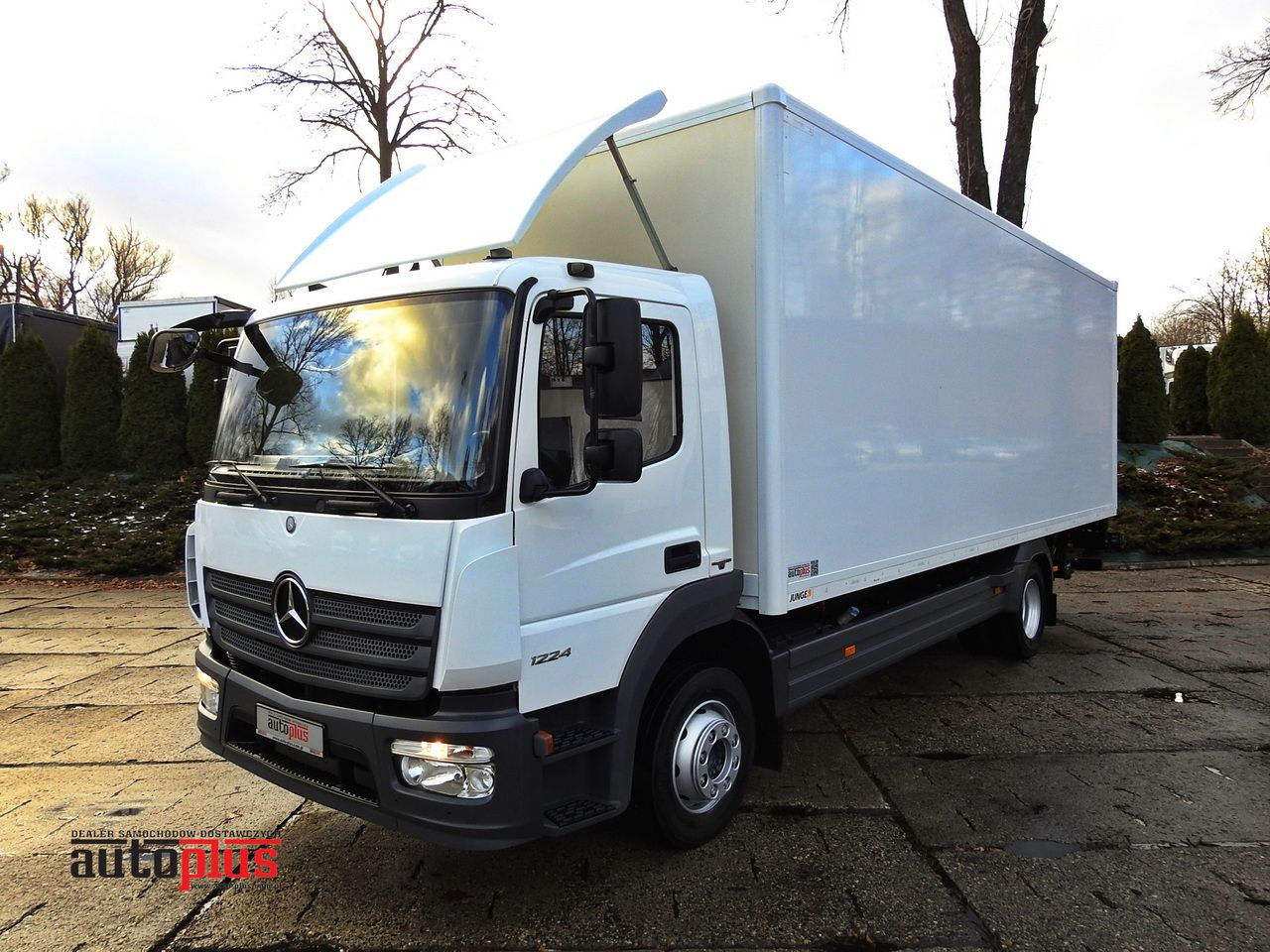 MERCEDES ATEGO 12.24 BOX LIFT 18 PALLETS CRUISE CONTROL AUTOMATIC TRANSMISSION TWIN WHEELS AIR CONDITIONING 240HP - Box truck: picture 1 MERCEDES ATEGO 12.24 BOX LIFT 18 PALLETS CRUISE CONTROL AUTOMATIC TRANSMISSION TWIN WHEELS AIR CONDITIONING 240HP - Box truck: picture 1