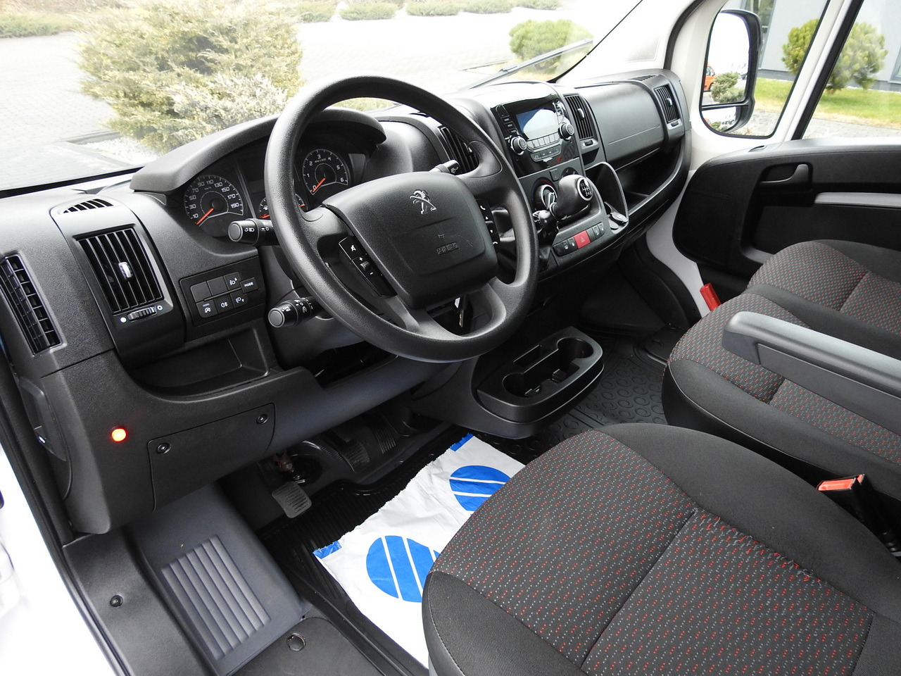 PEUGEOT BOXER BOX LIFT 8 PALLETS CRUISE CONTROL AIR CONDITIONING 140HP - Box van: picture 2 PEUGEOT BOXER BOX LIFT 8 PALLETS CRUISE CONTROL AIR CONDITIONING 140HP - Box van: picture 2