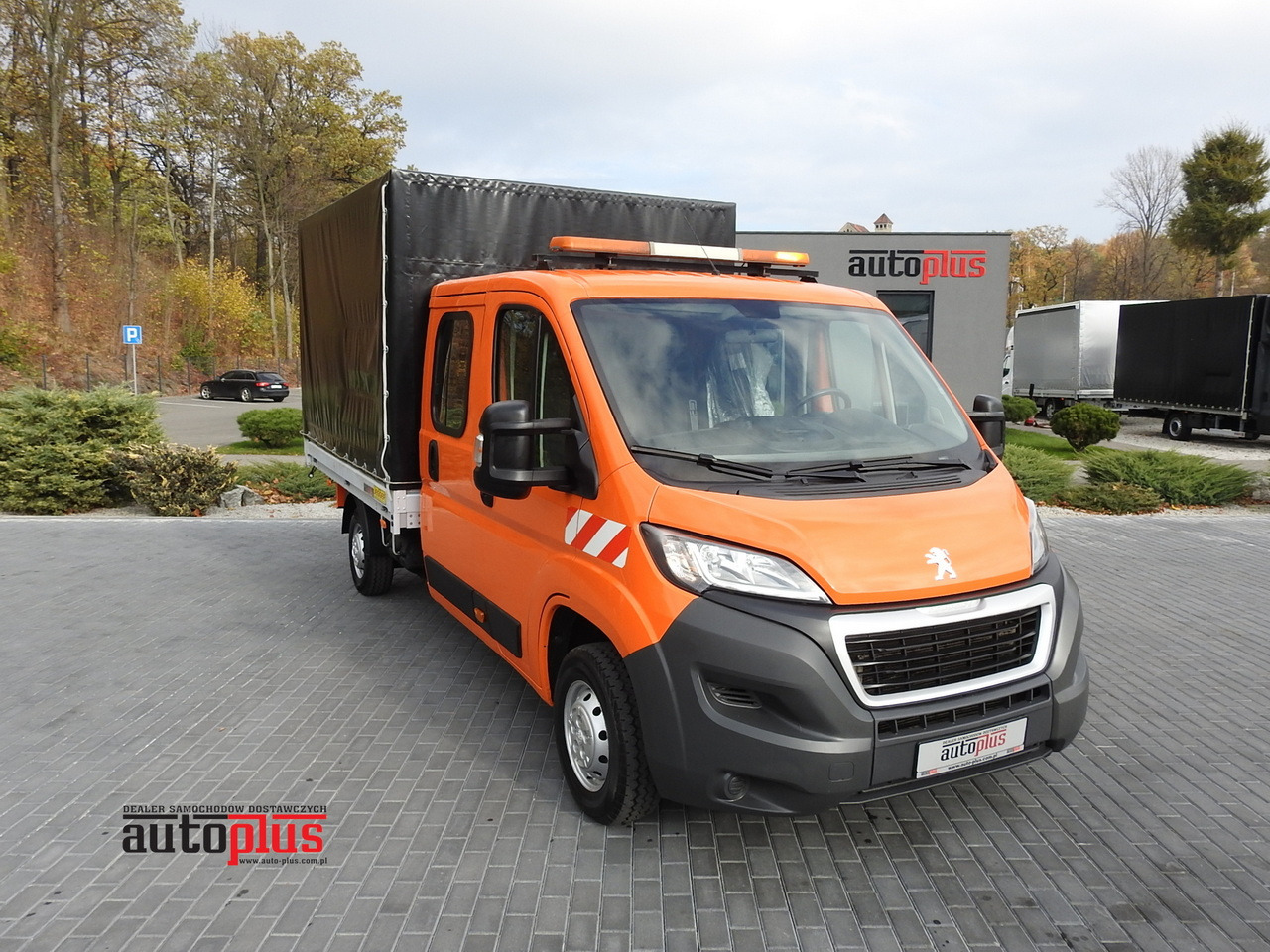 PEUGEOT BOXER STAKE BODY TARPAULIN DOUBLE CABIN DOKA 7 SEATS AIR CONDITIONING PNEUMATICS 140HP - Flatbed van: picture 1 PEUGEOT BOXER STAKE BODY TARPAULIN DOUBLE CABIN DOKA 7 SEATS AIR CONDITIONING PNEUMATICS 140HP - Flatbed van: picture 1