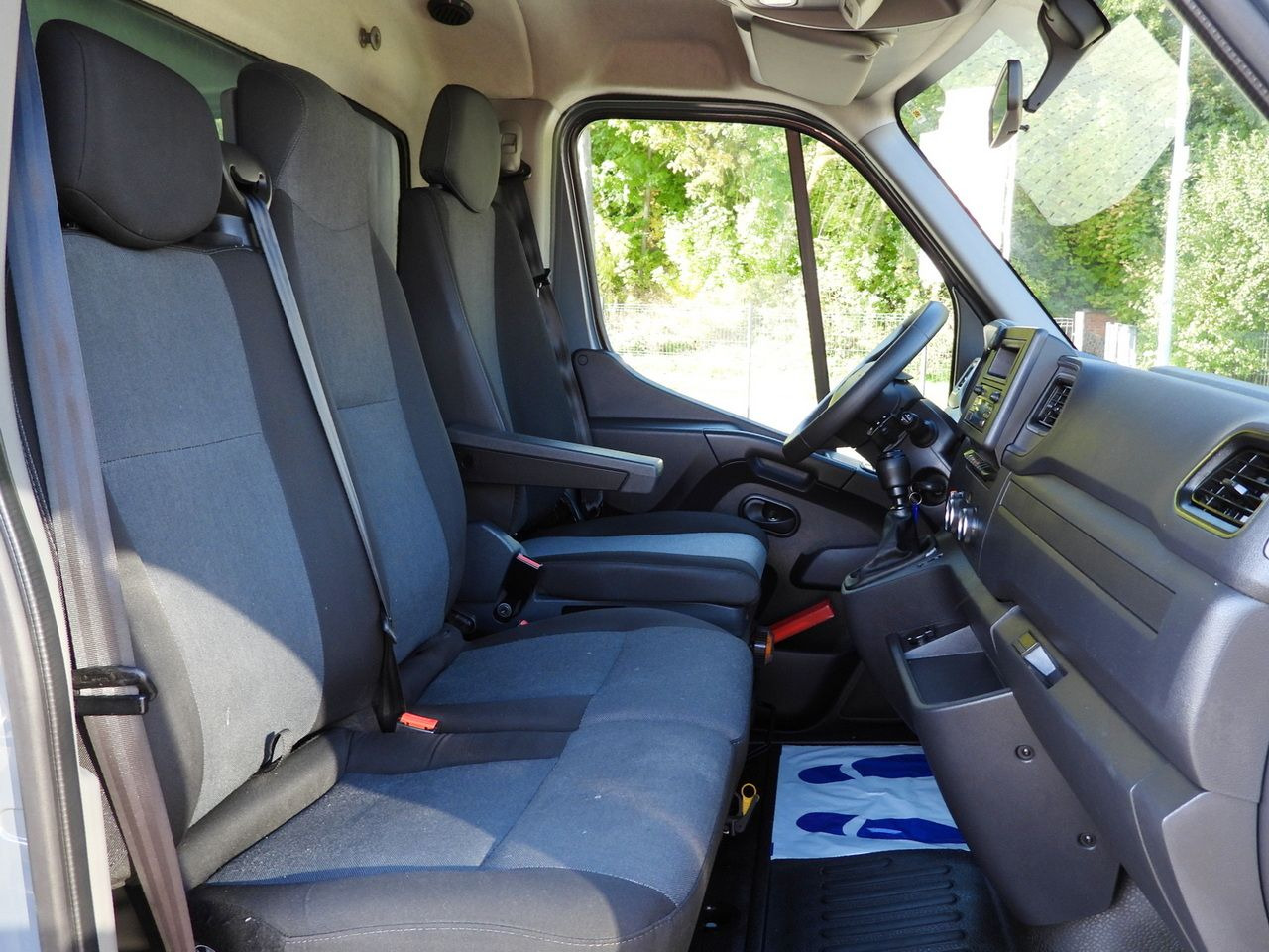 Curtain side van RENAULT MASTER TARPAULIN 10 PALLETS WEBASTO CRUISE CONTROL LED LIGHTS PNEUMATICS AIR CONDITIONING 165HP: picture 35 Curtain side van RENAULT MASTER TARPAULIN 10 PALLETS WEBASTO CRUISE CONTROL LED LIGHTS PNEUMATICS AIR CONDITIONING 165HP: picture 35