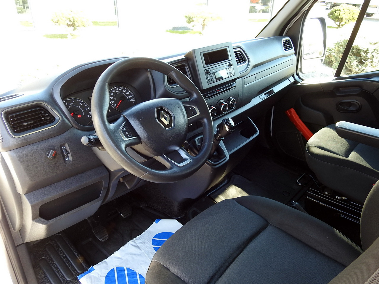 RENAULT MASTER TIPPER DOUBLE CABIN DOKA 6 SEATS CRUISE CONTROL AIR CONDITIONING LED LIGHTS TWIN WHEELS 130HP - Tipper van: picture 2 RENAULT MASTER TIPPER DOUBLE CABIN DOKA 6 SEATS CRUISE CONTROL AIR CONDITIONING LED LIGHTS TWIN WHEELS 130HP - Tipper van: picture 2