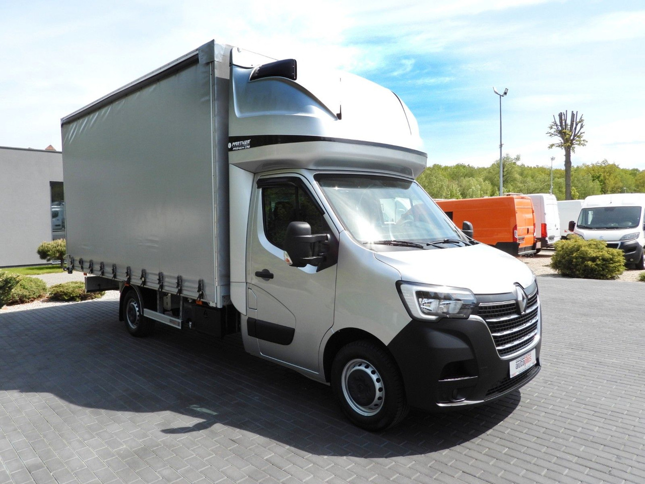 Renault MASTER PRITSCHE PLANE 10 PALETTEN WEBASTO A/C - Curtain side van: picture 4 Renault MASTER PRITSCHE PLANE 10 PALETTEN WEBASTO A/C - Curtain side van: picture 4
