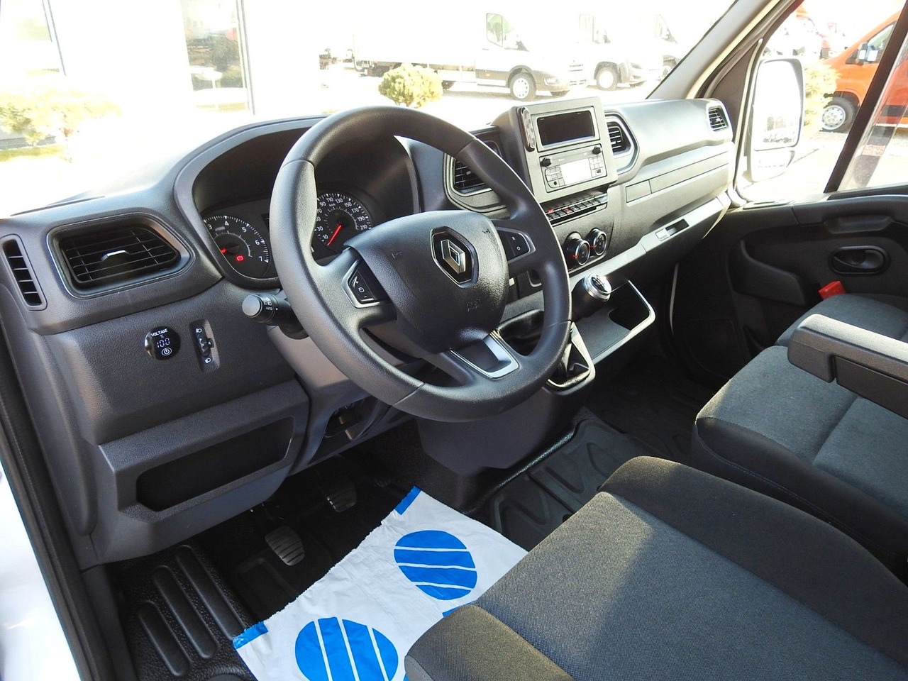 Renault MASTER PRITSCHE PLANE 10 PALETTEN WEBASTO - Curtain side van: picture 2 Renault MASTER PRITSCHE PLANE 10 PALETTEN WEBASTO - Curtain side van: picture 2