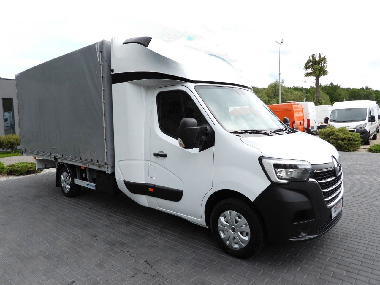 Renault MASTER PRITSCHE PLANE 8 PALETTEN WEBASTO A/C - Curtain side van, Combi van: picture 4 Renault MASTER PRITSCHE PLANE 8 PALETTEN WEBASTO A/C - Curtain side van, Combi van: picture 4