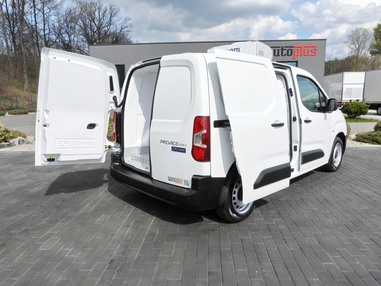 TOYOTA PROACE CITY  REFRIGERATOR VAN -15*C POWER SUPPLY 230V CRUISE CONTROL AIR CONDITIONING  100HP - Refrigerated van: picture 3 TOYOTA PROACE CITY  REFRIGERATOR VAN -15*C POWER SUPPLY 230V CRUISE CONTROL AIR CONDITIONING  100HP - Refrigerated van: picture 3
