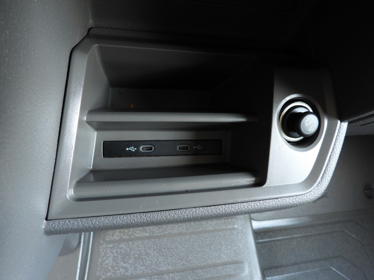 Curtain side van VOLKSWAGEN CRAFTER TARPAULIN LIFT 8 PALLETS CRUISE CONTROL LED LIGHTS TWIN WHEELS AIR CONDITIONING 180HP: picture 41 Curtain side van VOLKSWAGEN CRAFTER TARPAULIN LIFT 8 PALLETS CRUISE CONTROL LED LIGHTS TWIN WHEELS AIR CONDITIONING 180HP: picture 41