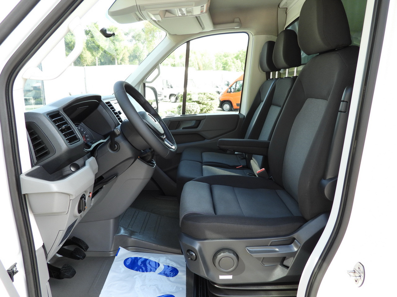 Curtain side van VOLKSWAGEN CRAFTER TARPAULIN LIFT 8 PALLETS CRUISE CONTROL LED LIGHTS TWIN WHEELS AIR CONDITIONING 180HP: picture 28 Curtain side van VOLKSWAGEN CRAFTER TARPAULIN LIFT 8 PALLETS CRUISE CONTROL LED LIGHTS TWIN WHEELS AIR CONDITIONING 180HP: picture 28