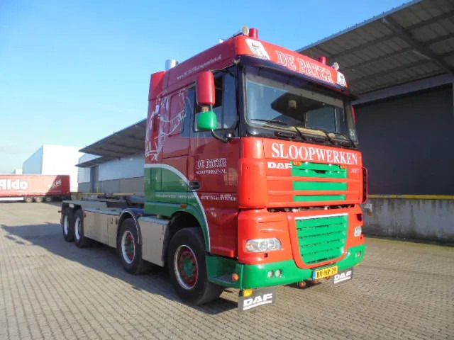 DAF XF 105 410 FAD 8X4 STEEL SUSPENSION - Hook lift truck: picture 2 DAF XF 105 410 FAD 8X4 STEEL SUSPENSION - Hook lift truck: picture 2