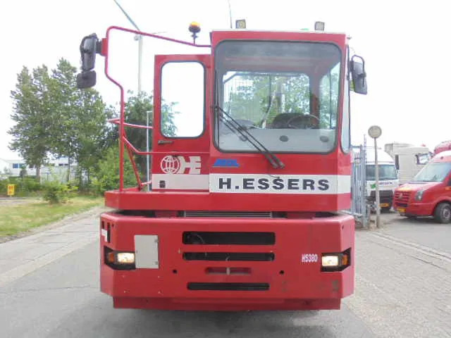 MOL YM225/4X2 40KM/H - Terminal tractor: picture 2 MOL YM225/4X2 40KM/H - Terminal tractor: picture 2
