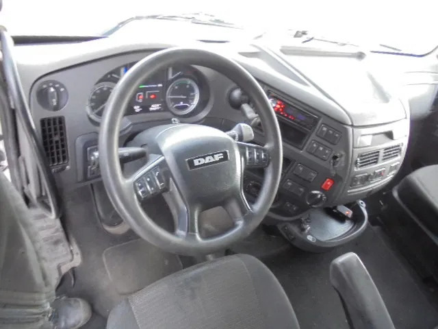Interior photo 1: Tractor unit DAF XF 440 SSC NL TRUCK