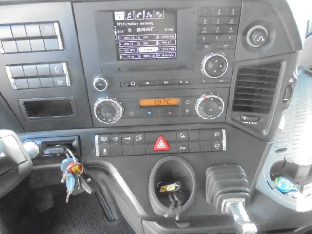 Tractor unit Mercedes-Benz Actros 1843: picture 11
