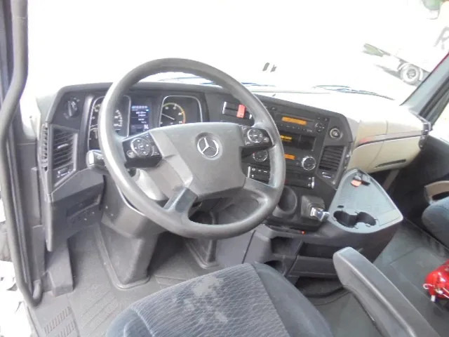 Interior photo 1: Tractor unit Mercedes-Benz Actros 1845 LS ADR