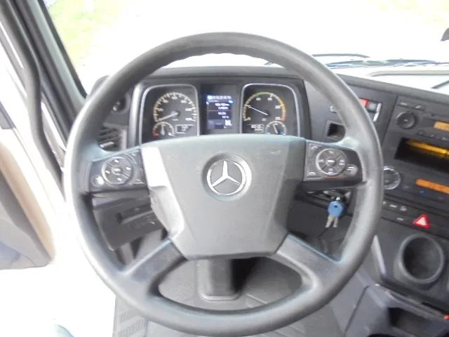 Tractor unit Mercedes-Benz Actros 1845 LS ADR: picture 8