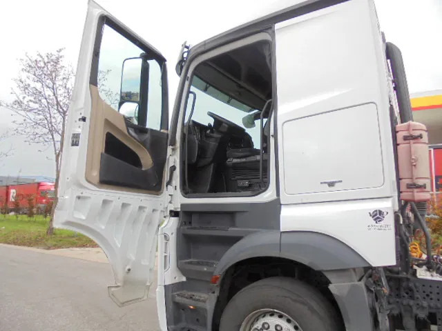 Tractor unit Mercedes-Benz Actros 1845 LS ADR: picture 7