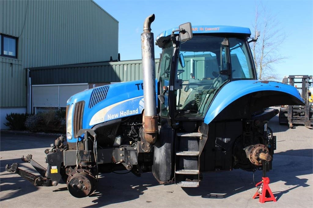 Farm tractor New Holland T8020: picture 1