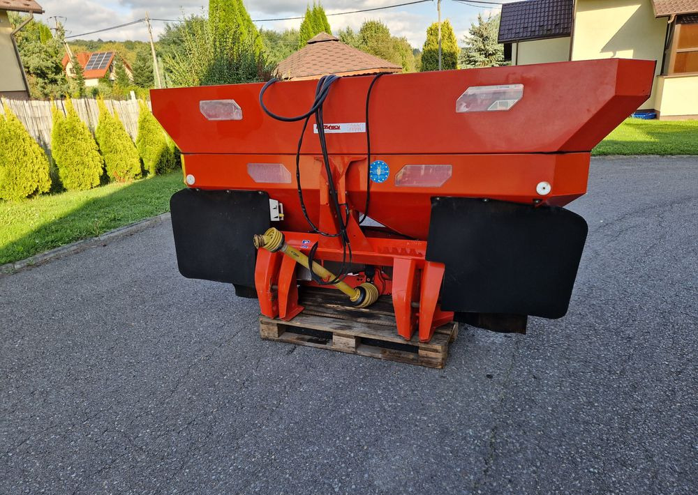 Fertilizer spreader Rozsiewacz nawozów Kuhn AXIS 30,1 2008 Rozsiewacz KUHN RAUCH: picture 15 Fertilizer spreader Rozsiewacz nawozów Kuhn AXIS 30,1 2008 Rozsiewacz KUHN RAUCH: picture 15