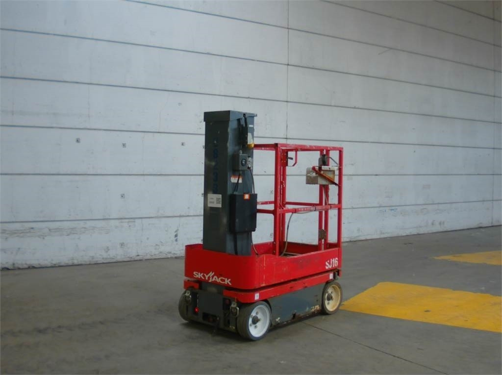 SkyJack SJ16 - Vertical mast lift: picture 3 SkyJack SJ16 - Vertical mast lift: picture 3