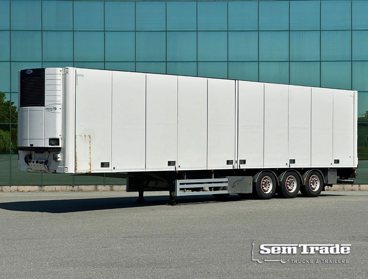Ekeri 3-AS Multi Temp 1335 x 250 x 271 CM Inside Tail Lift - Refrigerator semi-trailer: picture 1 Ekeri 3-AS Multi Temp 1335 x 250 x 271 CM Inside Tail Lift - Refrigerator semi-trailer: picture 1