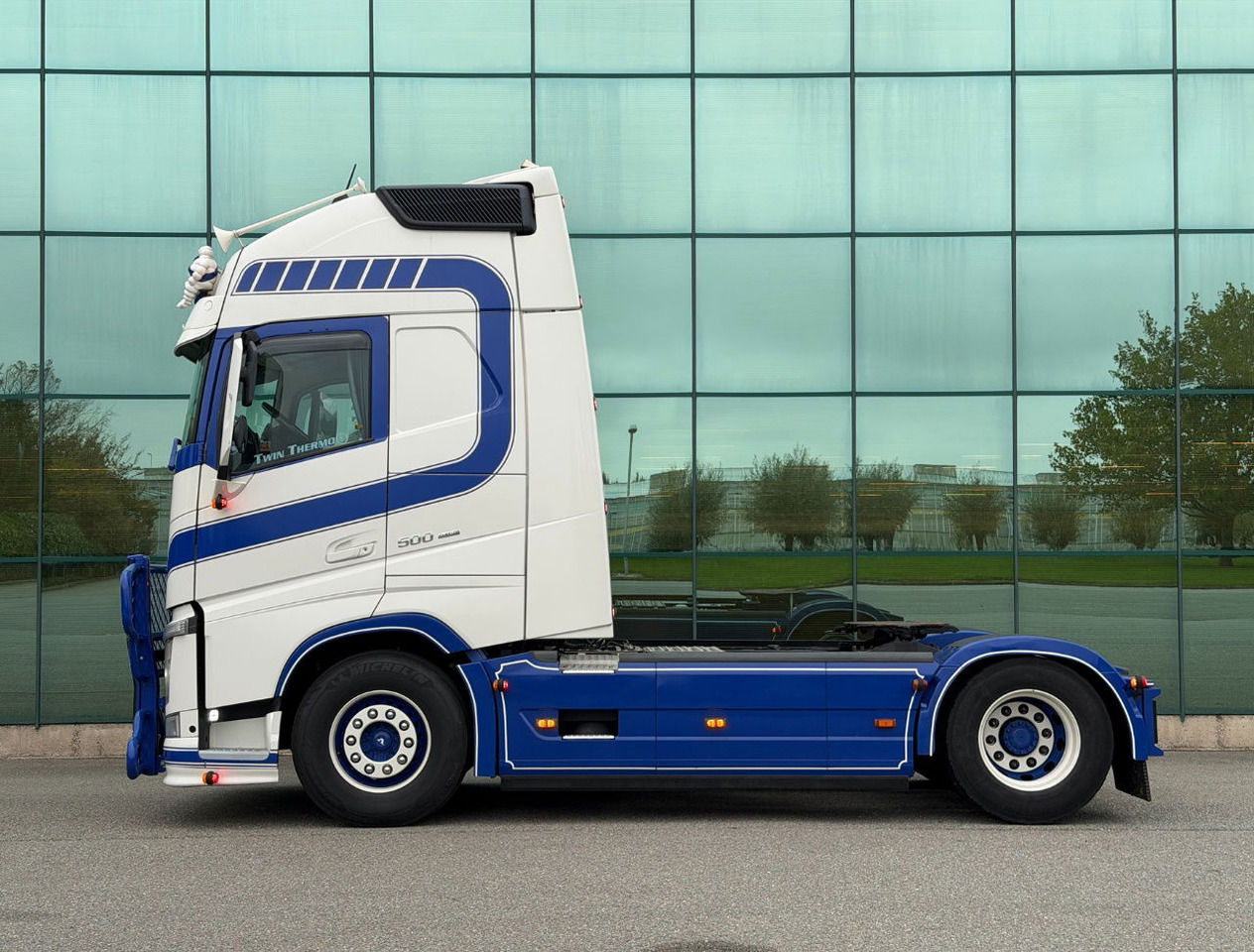 Volvo FH 500 Retarder Globetrotter XL 2x Tanks Special Interior TOP Condition NL Truck - Tractor unit: picture 2 Volvo FH 500 Retarder Globetrotter XL 2x Tanks Special Interior TOP Condition NL Truck - Tractor unit: picture 2