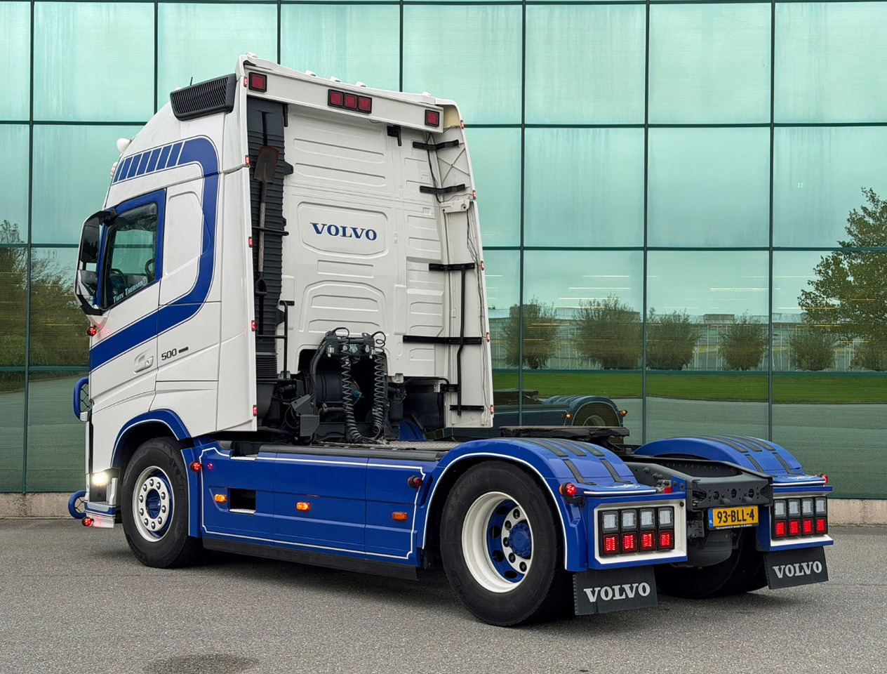 Volvo FH 500 Retarder Globetrotter XL 2x Tanks Special Interior TOP Condition NL Truck - Tractor unit: picture 3 Volvo FH 500 Retarder Globetrotter XL 2x Tanks Special Interior TOP Condition NL Truck - Tractor unit: picture 3