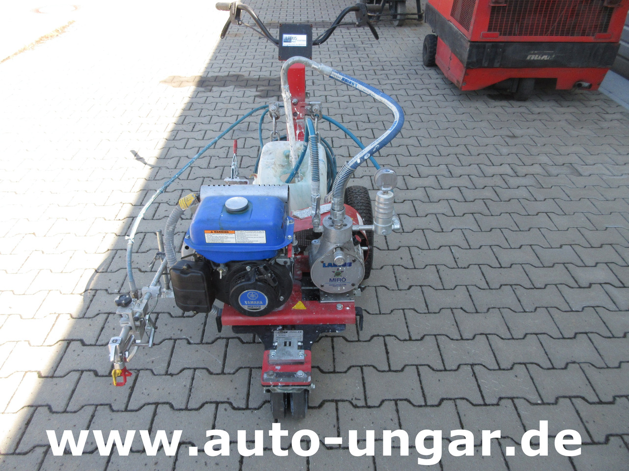 Larius Miro Liner Plus Airless Roadmarking Markiermaschine Bj. 2017 Graco - Construction machinery: picture 2 Larius Miro Liner Plus Airless Roadmarking Markiermaschine Bj. 2017 Graco - Construction machinery: picture 2