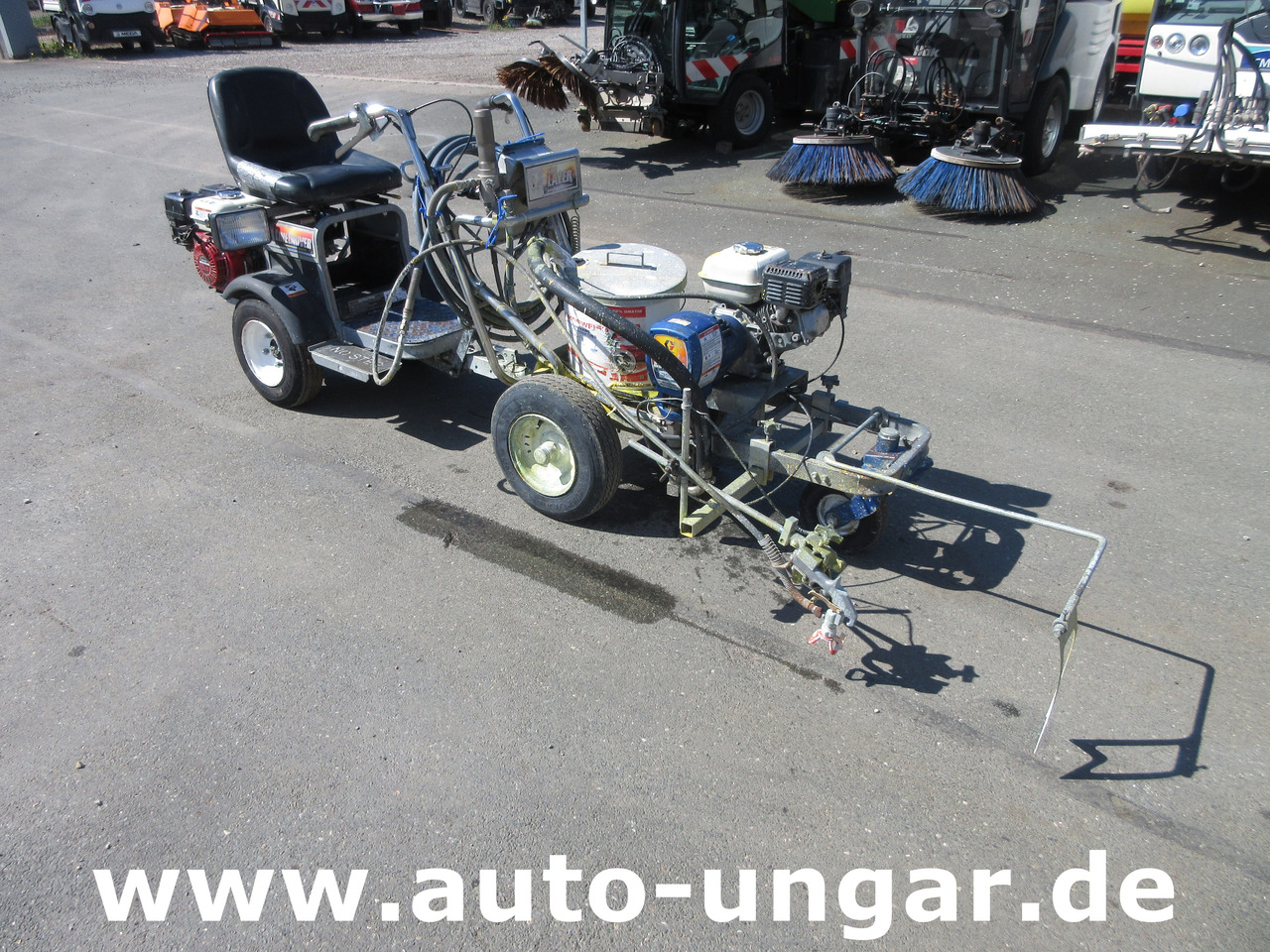 Graco LineLazer III 3900 Linedriver ride-on striper Roadmarking Straßenmarkierung - Asphalt machine: picture 1 Graco LineLazer III 3900 Linedriver ride-on striper Roadmarking Straßenmarkierung - Asphalt machine: picture 1