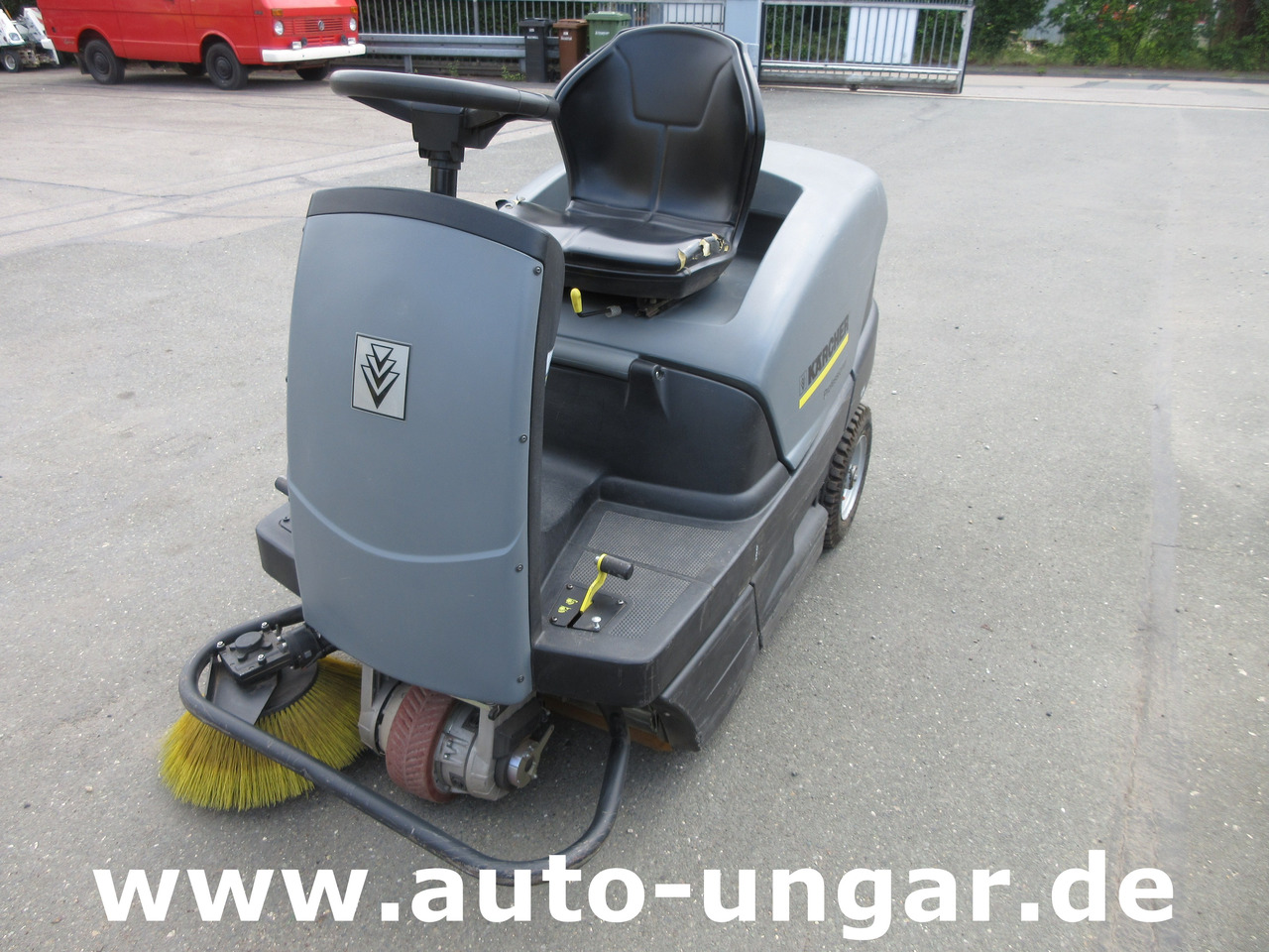 KÄRCHER KM 100/100 RBP Pack 1.280-112.0 elektrische Parkplatzkehrmaschine Hallenkehrmaschine Elektro - Road sweeper: picture 2 KÄRCHER KM 100/100 RBP Pack 1.280-112.0 elektrische Parkplatzkehrmaschine Hallenkehrmaschine Elektro - Road sweeper: picture 2