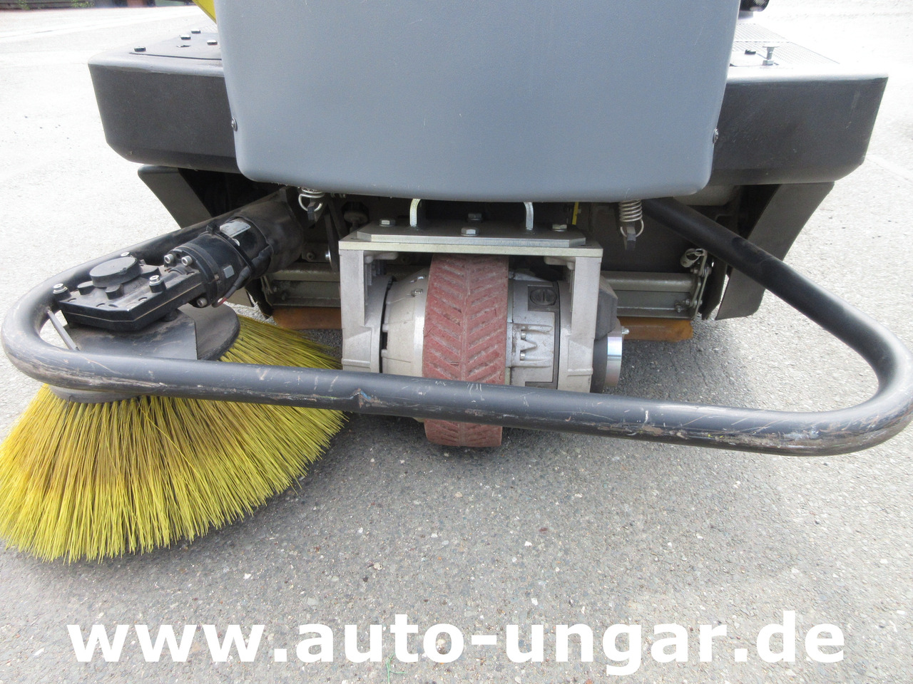 KÄRCHER KM 100/100 RBP Pack 1.280-112.0 elektrische Parkplatzkehrmaschine Hallenkehrmaschine Elektro - Road sweeper: picture 3 KÄRCHER KM 100/100 RBP Pack 1.280-112.0 elektrische Parkplatzkehrmaschine Hallenkehrmaschine Elektro - Road sweeper: picture 3