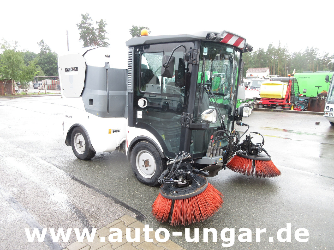 KÄRCHER MC130 Advanced Kehrmaschine Geräteträger 4x4 Kommunalfahrzeug MIC 130 Professional - Road sweeper: picture 1 KÄRCHER MC130 Advanced Kehrmaschine Geräteträger 4x4 Kommunalfahrzeug MIC 130 Professional - Road sweeper: picture 1