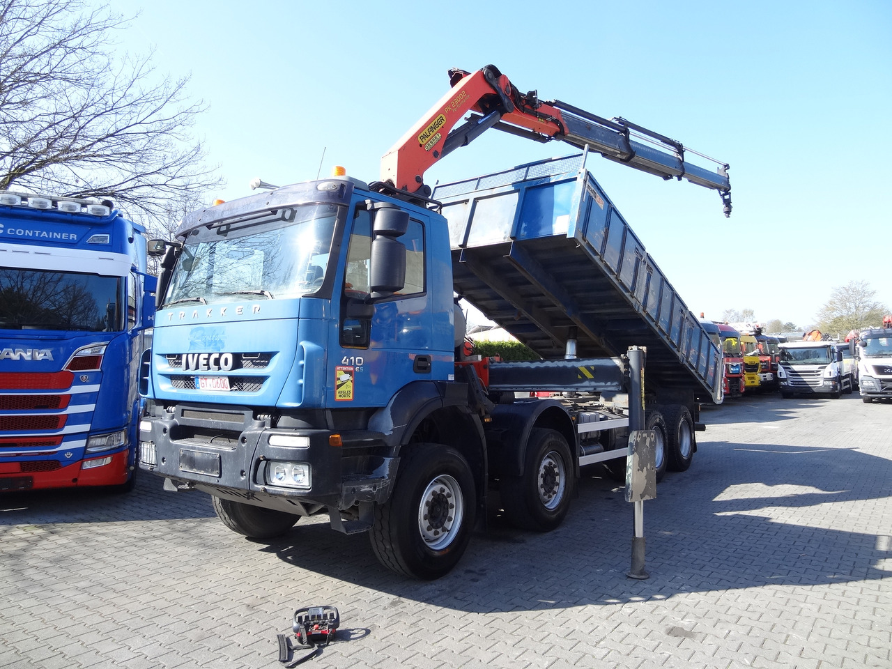Iveco Trakker AD340T41 8X4 Kipper Kran Palfinger 23002 - Tipper, Crane truck: picture 1 Iveco Trakker AD340T41 8X4 Kipper Kran Palfinger 23002 - Tipper, Crane truck: picture 1