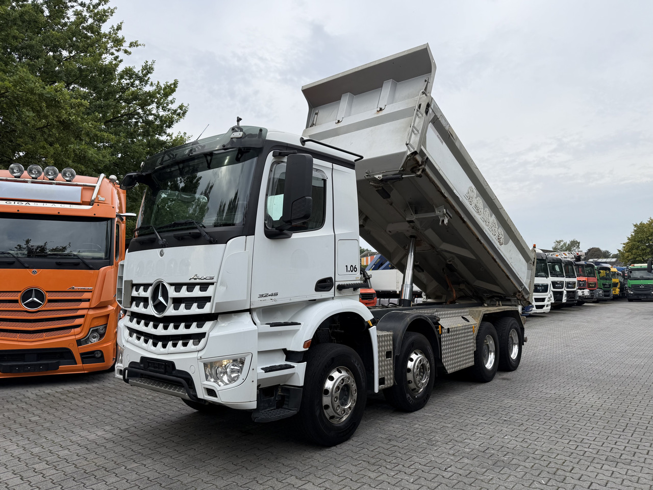 Mercedes-Benz Arocs 3245 K 8X4 - Tipper: picture 1 Mercedes-Benz Arocs 3245 K 8X4 - Tipper: picture 1