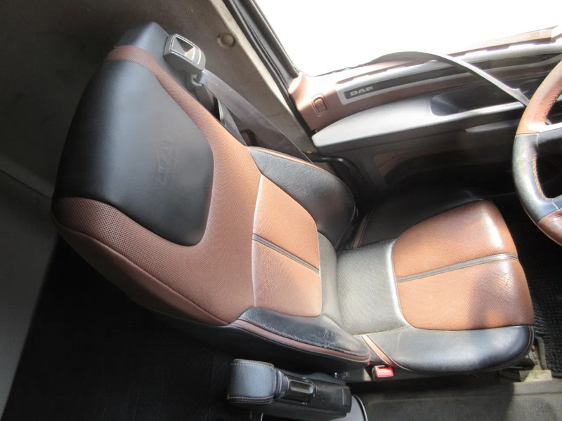 DAF 2109118 // 2109134 LEER LUX STOEL LUCHTGEVEEER RECHTS EN LINKS EURO 6 - Seat for Truck: picture 2 DAF 2109118 // 2109134 LEER LUX STOEL LUCHTGEVEEER RECHTS EN LINKS EURO 6 - Seat for Truck: picture 2