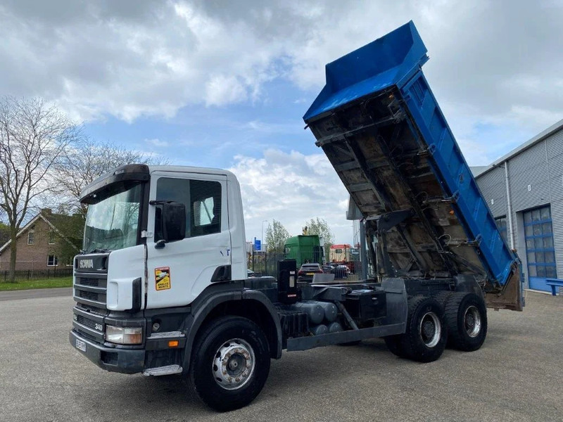 Scania 114-340 / 6X4 / 2 SIDE TIPPER / BIG AXLE / FULL-STEEL / DRUM BRAKES / MANUAL / 1999 - Tipper: picture 2 Scania 114-340 / 6X4 / 2 SIDE TIPPER / BIG AXLE / FULL-STEEL / DRUM BRAKES / MANUAL / 1999 - Tipper: picture 2
