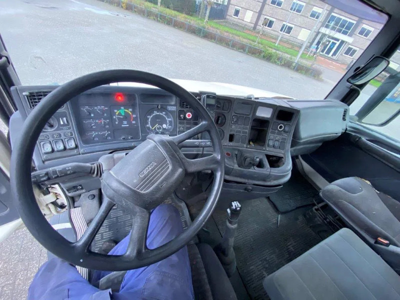 Interior photo 1: Tractor unit Scania T114-340 / ONLY:207529 KM / GOOD CONDITION / OLD TACHO / MANUAL / EURO-2 / 1998