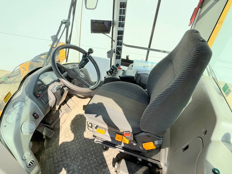 Wheel loader Volvo L90F - German Machine / 3rd Function / Auto Lube: picture 8