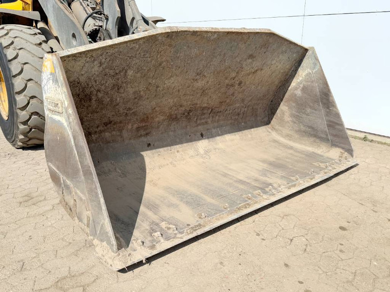 Wheel loader Volvo L90F - German Machine / 3rd Function / Auto Lube: picture 13