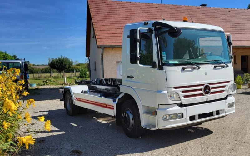 Skip loader truck Mercedes Atego: picture 1