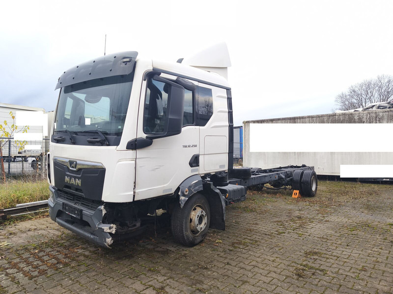 MAN TGL 12.250 Euro6 4x2 AHK - Cab chassis truck: picture 1 MAN TGL 12.250 Euro6 4x2 AHK - Cab chassis truck: picture 1