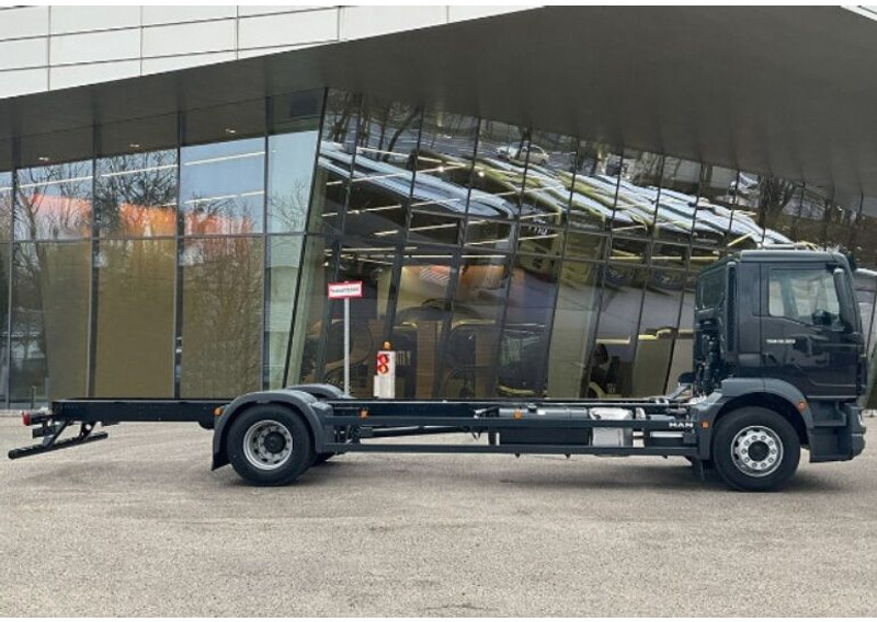 MAN TGM 18.320 4x2BL CH Fahrgestell Euro 6 Rechtslenker NEU - Cab chassis truck: picture 4 MAN TGM 18.320 4x2BL CH Fahrgestell Euro 6 Rechtslenker NEU - Cab chassis truck: picture 4